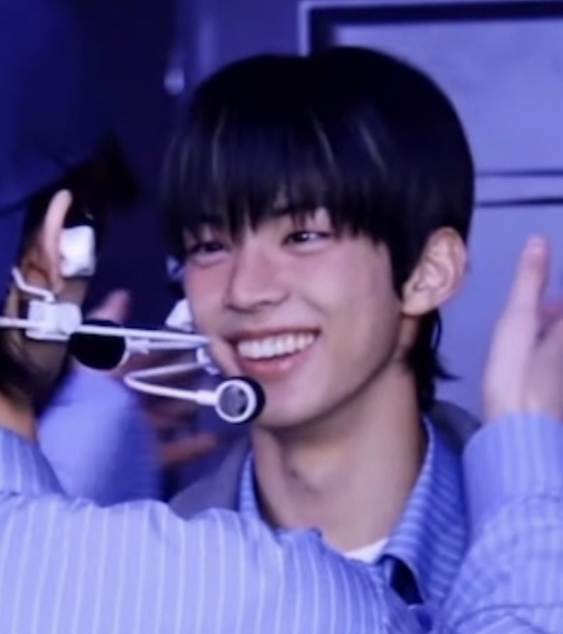 dohoonpics's tweet photo. look at him 
#TWS #DOHOON
#투어스 #도훈 https://t.co/F16SEBcCHd