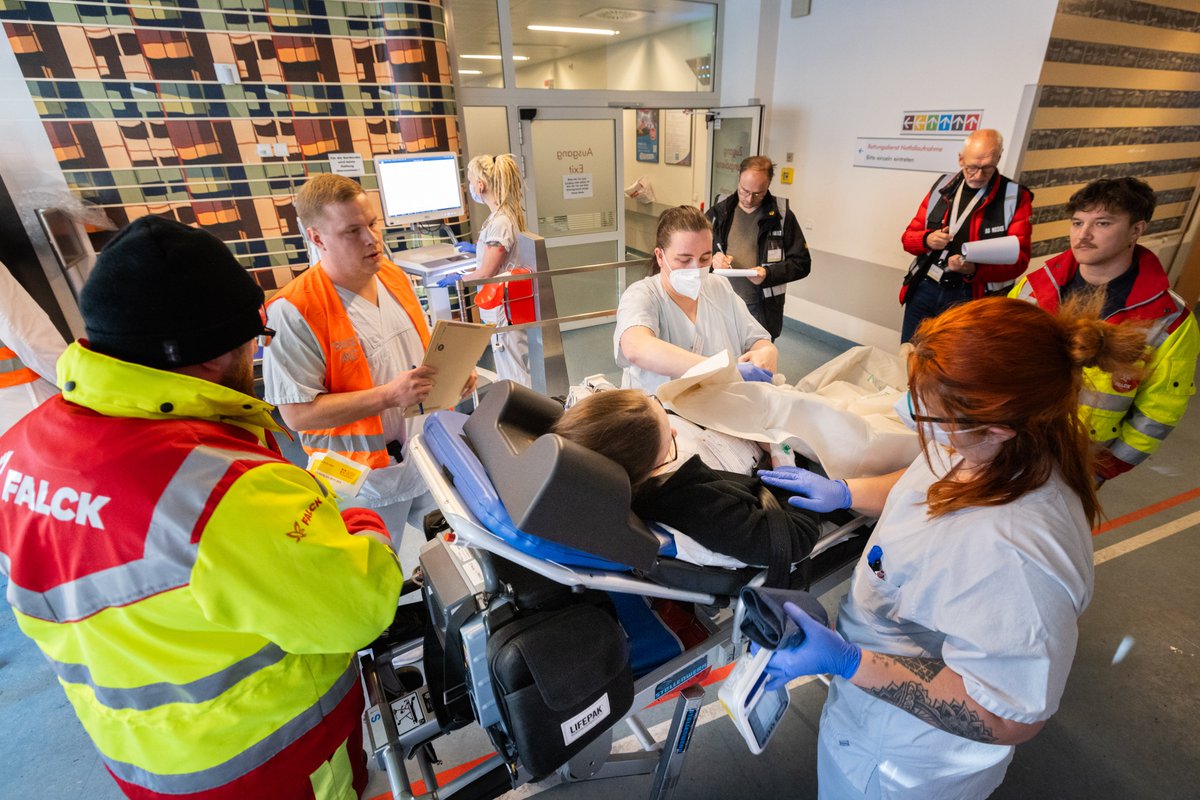 UKL_Leipzig's tweet photo. „Massenanfall von Verletzten“ (MANV): Medizinisches Personal am @UKL_Leipzig übt Versorgung vieler Verletzter
Auszubildende der UKL-Berufsfachschule stellen Insassen "verunfallter" Busse dar / Echtbetrieb in Notfallaufnahme lief ungehindert weiter
https://t.co/30FivliZ2P https://t.co/OHZsTHIOsC