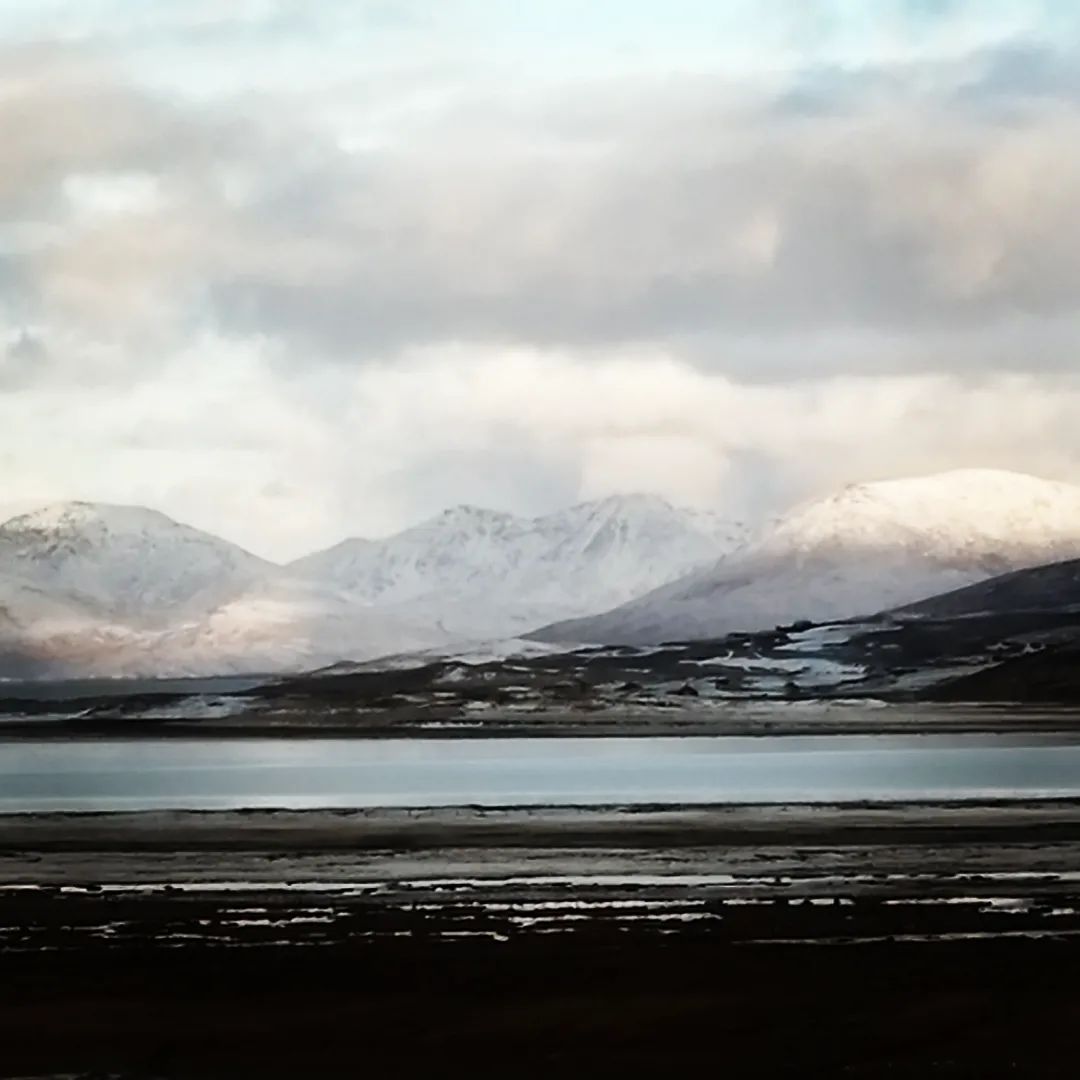 Our islands turned white last week with some of the heaviest snow we've had in years. We've been sent & tagged in so many stunning photos so this week is snow appreciation week on our socials! 📍 Isle of Harris 📸: @croft36northton #visitouterhebrides #hebrideanway