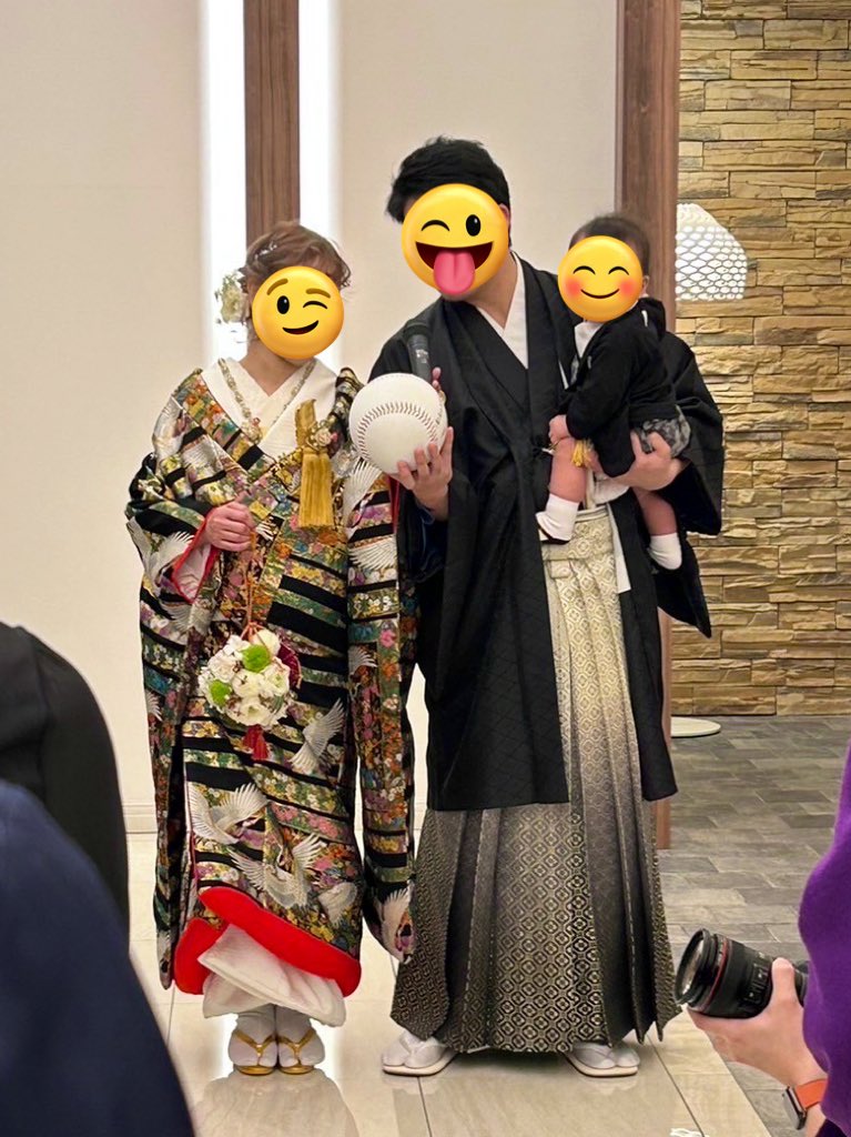 daizusan24's tweet photo. 結婚式無事終了！
ユニフォーム着て披露宴できて幸せだ

息子はどこファンになるのかな？

#プロ野球好き夫婦の結婚式
#seibulions #lovefighters https://t.co/xGUjdf8tNF
