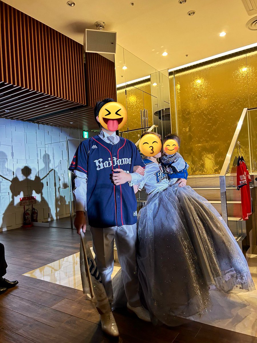 daizusan24's tweet photo. 結婚式無事終了！
ユニフォーム着て披露宴できて幸せだ

息子はどこファンになるのかな？

#プロ野球好き夫婦の結婚式
#seibulions #lovefighters https://t.co/xGUjdf8tNF