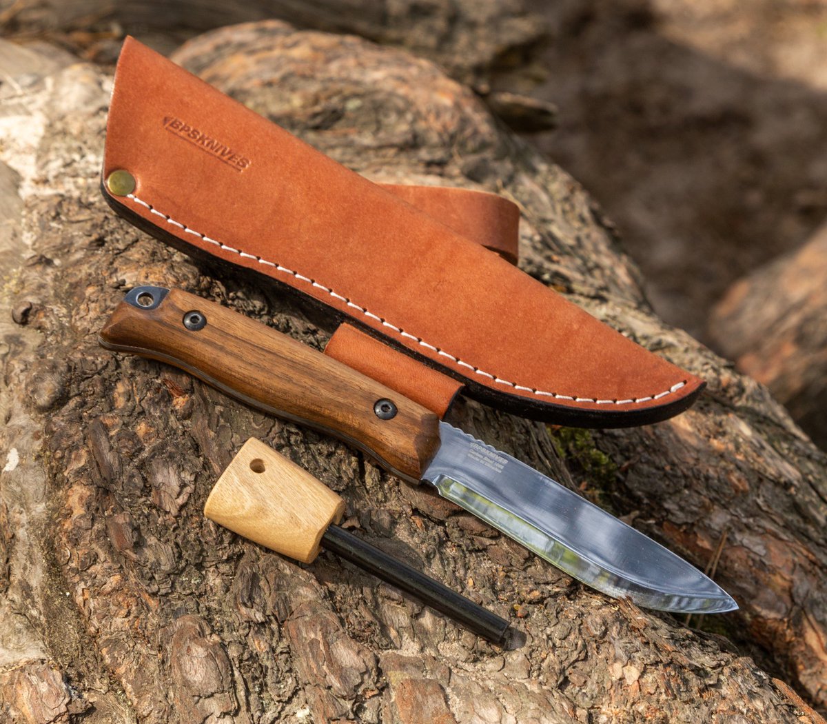 Ferro Rods are crafted from materials like iron, magnesium, cerium, lanthanum, neodymium, or praseodymium. Certain materials in the rod possess a low combustion temperature. When you rub it against a surface with a 90° edge, it creates sparks with a temperature up to 3 000 °С🔥