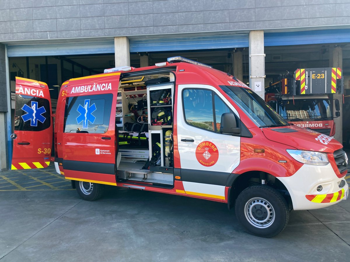 BCN_Bombers's tweet photo. 🚑 Nova ambulància 4×4 del cos de #BombersBCN!

🔸 Actuarà a l'àmbit metropolità
🔸 Pensada per a zones rurals i forestals
🔸 Incorpora una llitera de rodes grosses per transportar ferits per camins de difícil accés https://t.co/ZWgUS5HY78