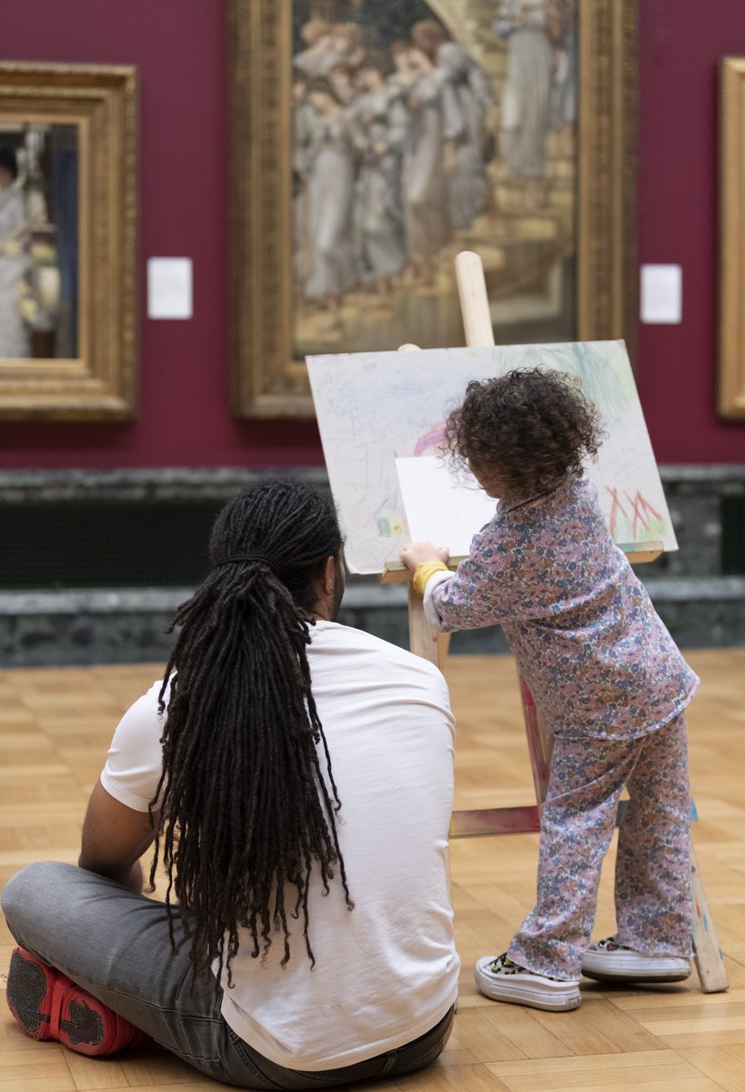 💛 Starting the week with drawing. 💙 ​ You can pick up an easel and get settled in Tate Britain's Art for the Crowd 1815-1905. ✏️ Quietest drawing times are weekday mornings or weekends before closing. 📷 Jai Monaghan