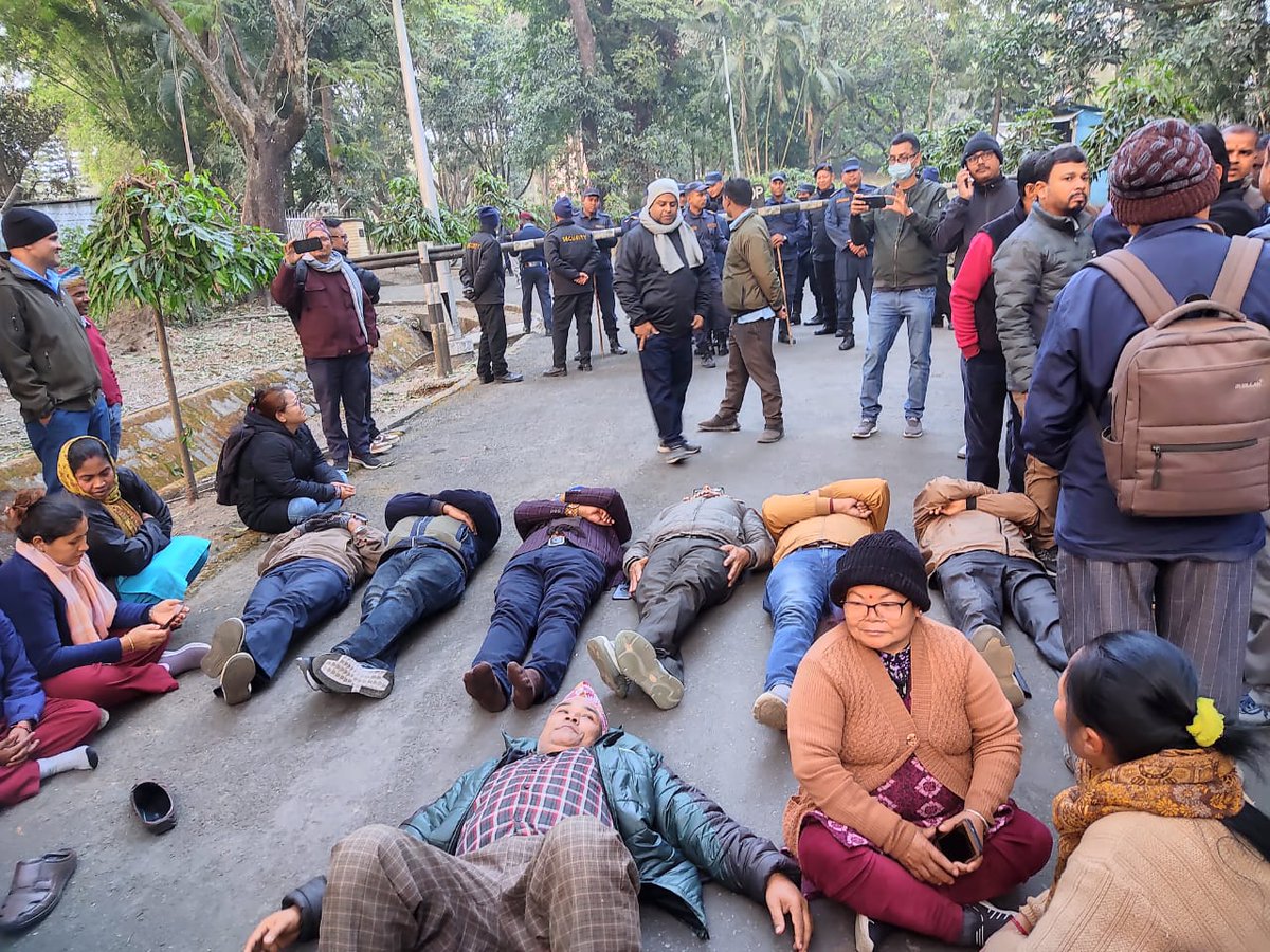 BasnetMadhur's tweet photo. लाजको पसारो भनेको शायद यही होला।
नियमित हुनु पर्ने वृत्ति विकास ढिलै भए पनि हुन लागेकोमा सेवा निवृत्त व्यक्ति कामु पदमा बसेर १५०० शिक्षक कर्मचारीको भविष्य माथि नाङ्गो नाच नाचेर यसरी अफिस बाहिर प्रहरी घेरामा कास बैठक गराउँदै छन्। खै के खै के?
#SaveBPKIHS
@hello_sarkar
@PM_nepal_ https://t.co/2Uqm05eFnJ