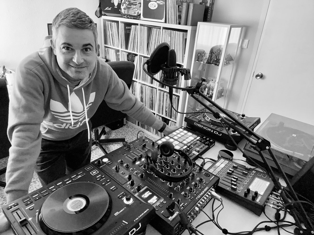 Disfrutar de la música y la radio, da igual de donde venga. Si sientes que por unos minutos estas desconectando te sientes bien, estas feliz y sonríes, estas haciendo lo correcto 👌. Con House Deluxe y Dance Of The 90’s siento todo esto que te cuento. 😉 #FelizLunesATodos