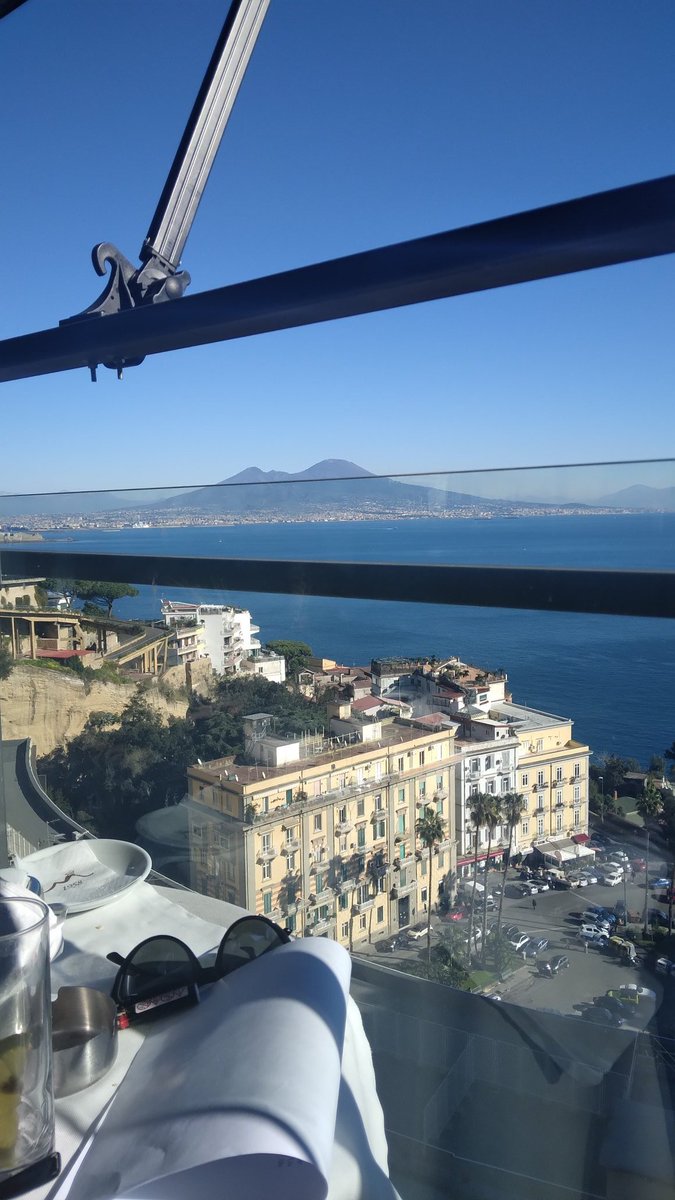 Quando l'aria tersa ti porta  il Vesuvio for a terrazza ....
Mo' mò