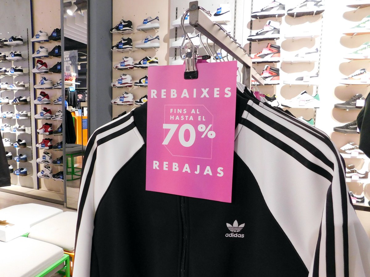 granjonquera's tweet image. A #AWLAB del #GranJonquera hi tens un autèntic laboratori de tendències d'estil urbà. ❄️❄️❄️ Encara més descomptes en una àmplia col·lecció de sabates esportives i una àmplia gamma de models exclusius!