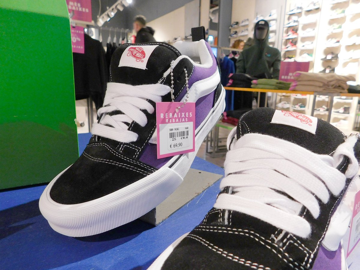 granjonquera's tweet image. A #AWLAB del #GranJonquera hi tens un autèntic laboratori de tendències d'estil urbà. ❄️❄️❄️ Encara més descomptes en una àmplia col·lecció de sabates esportives i una àmplia gamma de models exclusius!