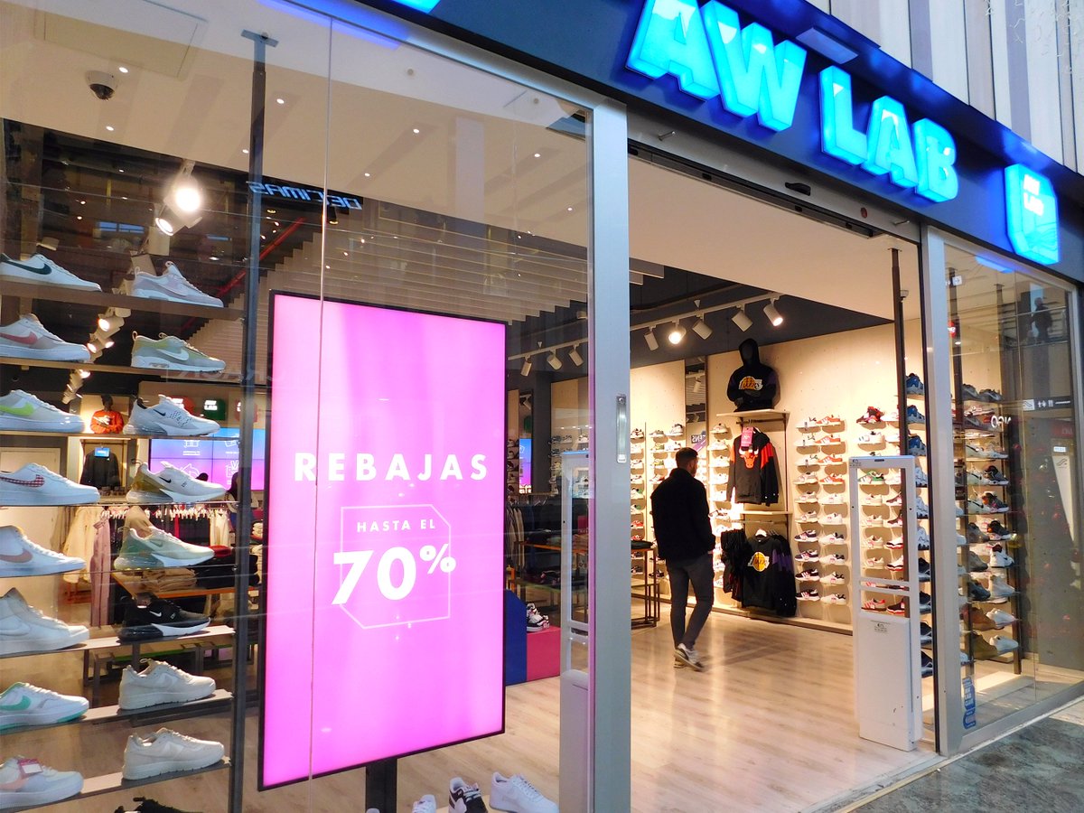 granjonquera's tweet image. A #AWLAB del #GranJonquera hi tens un autèntic laboratori de tendències d'estil urbà. ❄️❄️❄️ Encara més descomptes en una àmplia col·lecció de sabates esportives i una àmplia gamma de models exclusius!