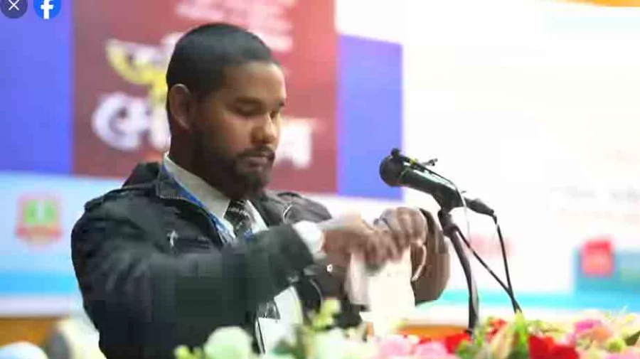 bd_public's tweet image. সপ্তম শ্রেণির পাঠ্যবইয়ে ট্রান্সজেন্ডারের গল্প ঢুকিয়ে শিক্ষার্থীদের মগজধোলাই করা হচ্ছে মন্তব্য করে পাঠ্যবই থেকে ‘শরীফ’ থেকে ‘শরীফা’ হওয়ার গল্পের পাতা ছিঁড়ে ফেলায় ব্র্যাক বিশ্ববিদ্যালয়ের শিক্ষক আসিফ মাহতাবকে ক্লাস নেওয়া থেকে বিরত রাখা হয়েছে।

#BRAC #Bangladesh #Dhaka