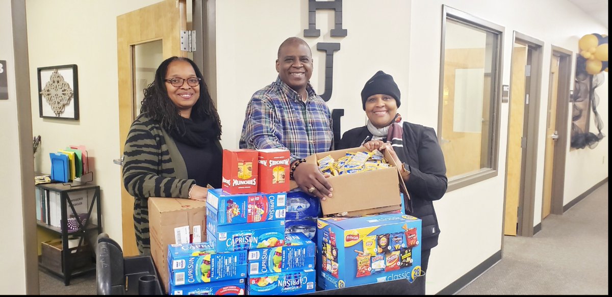 KimCayetano4's tweet photo. Adminstrator Silas (L) &amp; Dr. Reeves (EAC) give thanks to Alpha Phi Alpha (Rho Pu Lambda Chapter) Andre Burgess for donation of snacks for the Black History Academic Bowl @ Herschel Jones Middle. Students from JJ Daniel students give love for snacks as well 
#HJMS❤AlphaPhiAlpha https://t.co/iJIf8cmpwq