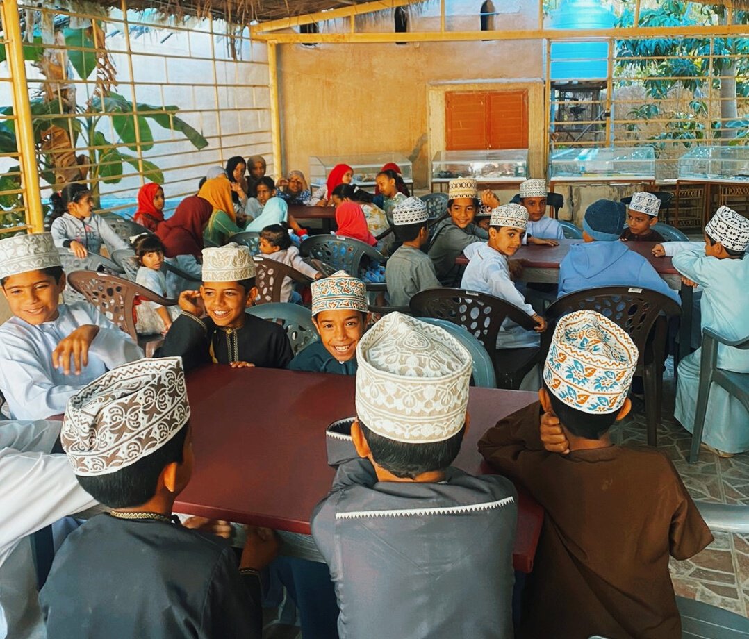 DK_Municipality's tweet photo. يُعدّ الترفيه الطريقة الأمثل التي تساعد الأطفال على التّعبير عن ذواتهم، واكتشاف مواهبهم.
وقد دأبت #بلدية_الداخلية في #الحمراء على مساعدتهم في اكتشاف الجديد من حولهم عن طريق زيارة متحف الحمراء للنقود، استهدفت أطفال منطقة الحريجة. https://t.co/5mSFeFlBJy