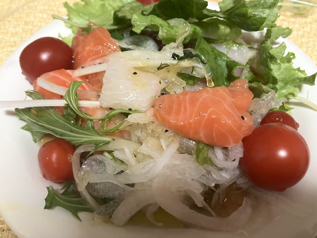 ohagi_2021's tweet photo. 外で食べるカルパッチョはめちゃ好きなのに自分で作るとイマイチ味しないしオリーブオイル感つよい😇

自家製ミニトマトもいれました！ https://t.co/uXR46YzXUm