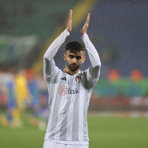 Beşiktaş'ta Rachid Ghezzal, sözleşmesindeki uzatma opsiyonun kaldırılmasına yönelik teklifi kabul etmedi. Cezayirli futbolcunun toplam 20 maçta oynaması halinde, sözleşmesi aynı koşullarda 1 yıl daha uzayacak. (Habertürk)