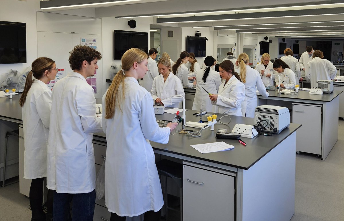 We welcomed Whitburn Sixth Form  to the Bioscience laboratories this morning, helping out with some of their A level Biology practicals. @whitsixthform #wearesun #biomedicalscientist #scientistsintraining