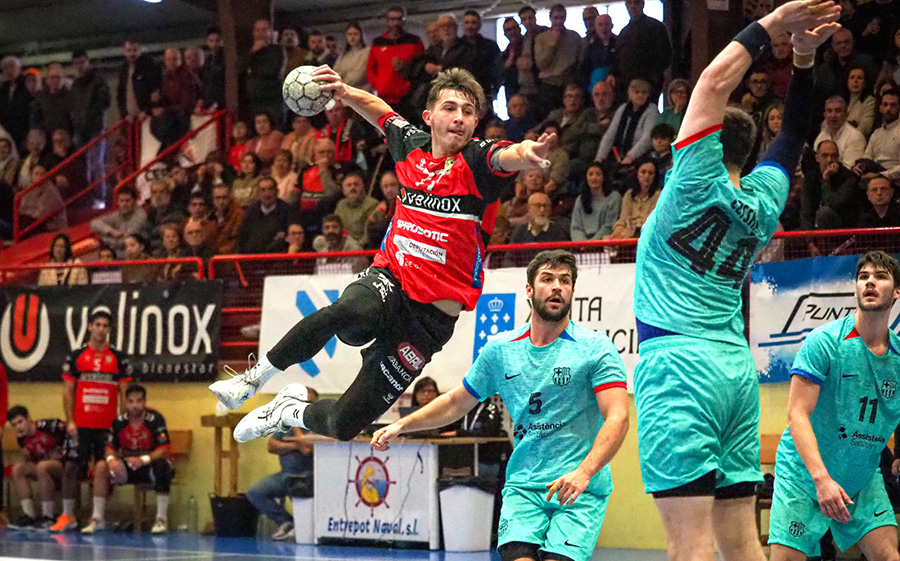 CatHandbol's tweet photo. El Barça @FCBhandbol Atlètic comença la segona volta amb dura derrota a la pista de l'@atleticonovas, on va destacar el sarrianenc @uriteixi.
El pavelló d'O Rosal ha estat on el filial blaugrana ha marcat menys gols en els últims anys a Plata.
➡️ https://t.co/IzUIQO1tP4 https://t.co/ZZOdvqFqN9