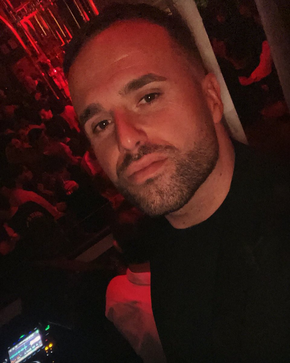 ¡Happy birthday to me! 🎂 

Estoy feliz y agradecido, siento que hoy a mis 32 años cumplidos, estoy en mi etapa de los 20, pues si hecho la vista atrás mi etapa de los 20 fue bastante dura y no la recuerdo feliz, me tocó madurar rápido y pasar cosas que quizás a mi edad no me