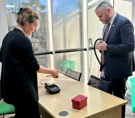 BIVDA's tweet photo. Great to see Health Minister @Andrew4Pendle visit BIVDA member company @Llusern_Ltd.
We were glad to recommend our Welsh member companies to the Minister & look forward to continuing to work with his department to ensure #IVDs remain a central cog in UK health policy. https://t.co/HaUwXN4VBK
