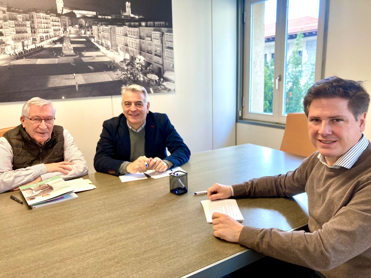 PPVasco's tweet photo. 🔵 @JavierDeAndres_ y @gantepara con Miguel Ángel Echevarría, Presidente de #AFARABA y vicepresidente de #CEAFA
Escuchando de primera mano las necesidades que se requieren para hacer frente a las enfermedades mentales, como son la detección precoz y la atención de familiares https://t.co/2oxzldZWH6