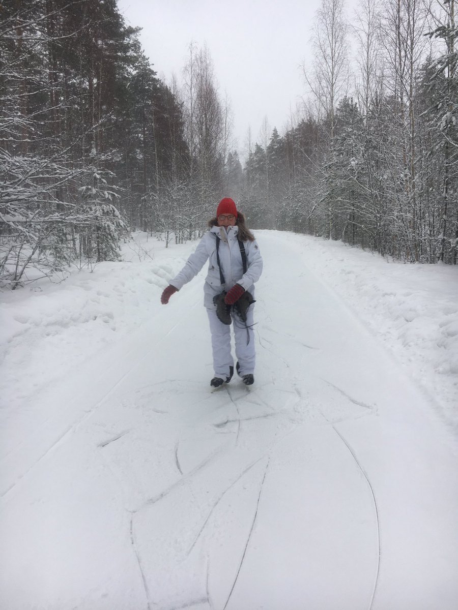 Kiitos vinkistä <a href="/hsfi/">Helsingin Sanomat</a>, lähdimme kokeilemaan metsäluistinrataa <a href="/HyvinkaaCity/">Hyvinkään kaupunki</a> <a href="/dotyunho/">Yoon-Hee (Joni) Choi</a>. Maanantaiaamuna rata oli auraamatta, mutta se ei menoa haitannut. 
After ski 2puuta-ravintolassa, jota myös suosittelen.