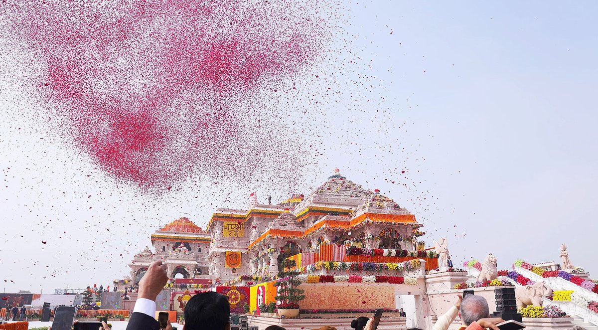 myogiadityanath's tweet image. श्री अयोध्या धाम का यह दृश्य देखकर भावुक हूं, आह्लादित हूं।

500 वर्षों की प्रतीक्षा के उपरांत हमारे प्रभु श्री रामलला का पुनः अपने भव्य मंदिर में विराजमान होना भारत की सांस्कृतिक समृद्धि के नव अध्याय का शुभारंभ है।

जय जय श्री राम!