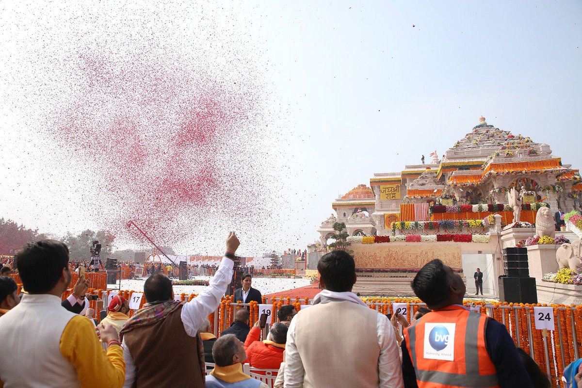 myogiadityanath's tweet image. श्री अयोध्या धाम का यह दृश्य देखकर भावुक हूं, आह्लादित हूं।

500 वर्षों की प्रतीक्षा के उपरांत हमारे प्रभु श्री रामलला का पुनः अपने भव्य मंदिर में विराजमान होना भारत की सांस्कृतिक समृद्धि के नव अध्याय का शुभारंभ है।

जय जय श्री राम!