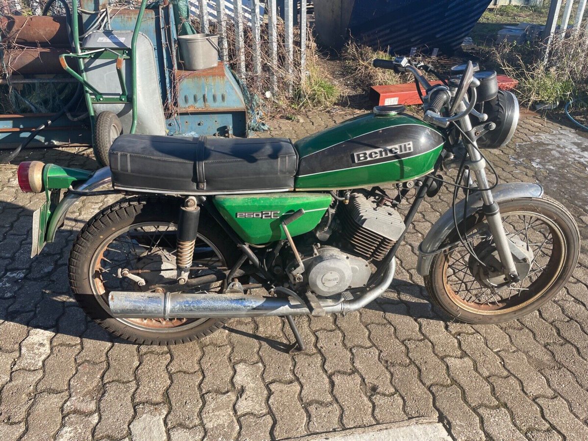 BarnFindsUK's tweet photo. Ad:  Benelli 250 2c Two Stroke Twin 
On eBay here -->> https://t.co/J5p3AIx43N

 #Benelli250 #TwoStroke #TwinCylinder #VintageBikes #ClassicMotorcycles #MotorcycleLovers #eBayFinds #RetroRides #TwoStrokePower https://t.co/4r6xfh255u