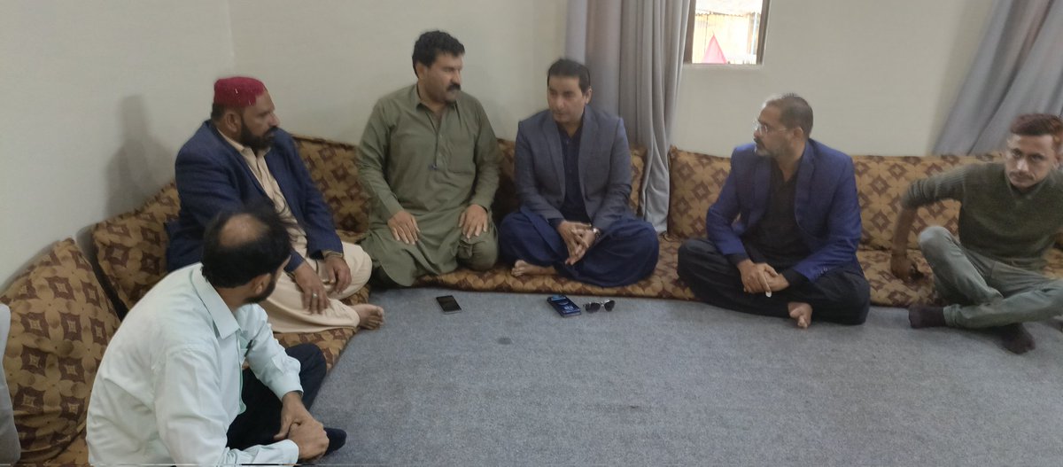 RashidKhaskhele's tweet photo. ٹاؤن میونسپل کارپوریشن صفوراں کے چیئرمین
راشد خاصخیلی نے یوسی 8 میں پیپلز پارٹی کے سینئر رہنما عامر خان سے انکی والدہ کی وفات پر فاتحہ خوانی کی اور اظہار افسوس کیا۔ طالب بلوچ، عمران شیخ، ہالار ناریجو، بلال بھی موجود تھے، https://t.co/DBhTdsusPl