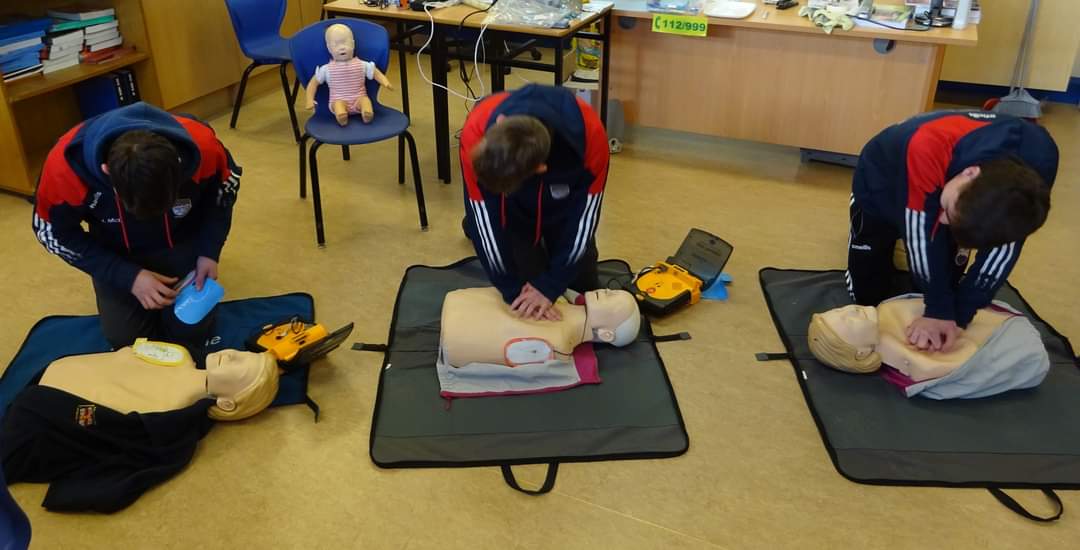 ColaisteChomain's tweet photo. Scoláirí Idirbhliana i mbun traenála Céad Chúram an tseachtain seo caite. Míle buíochas le Briain MacSuibhne as ucht an obair uilig a ndearna sé leo. https://t.co/ECIKrbYGux