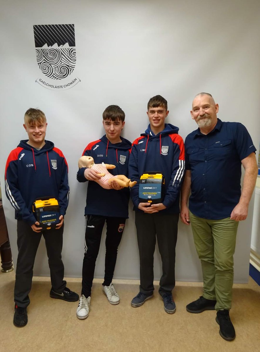 Scoláirí Idirbhliana i mbun traenála Céad Chúram an tseachtain seo caite. Míle buíochas le Briain MacSuibhne as ucht an obair uilig a ndearna sé leo.