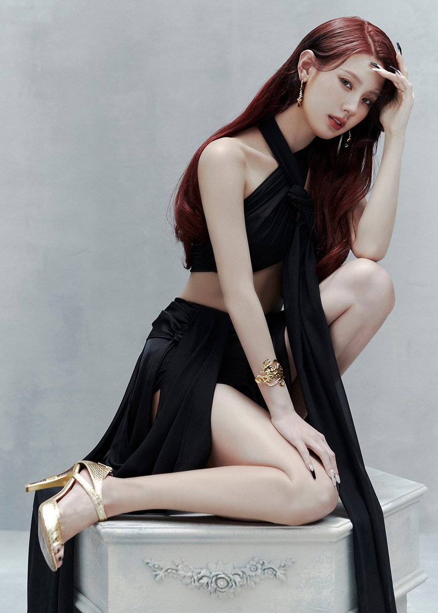 miyeonse's tweet photo. Human of a glorious and wraith-like figure that is like a sculpture, striking poses that grab attention. Eyes behold a true picture of elegance, outstanding with incredible power. With her mystical look, she has generated a special brand of magic for their upcoming full album. https://t.co/aJWRliW2kR