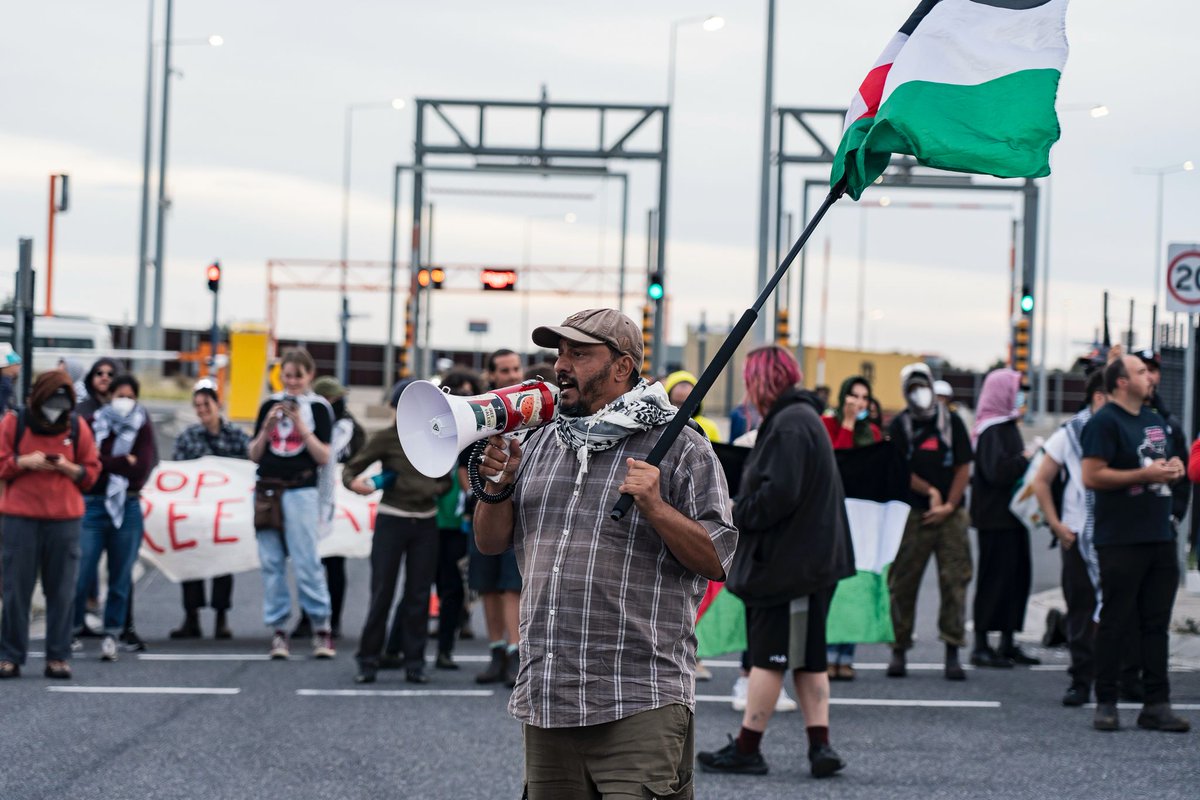 MiddleEastEye's tweet photo. 📸: Thousands of Pro-Palestine protesters block Israeli ship from port of Melbourne
https://t.co/CYzCxdzGWp https://t.co/lsMnMYOyfC