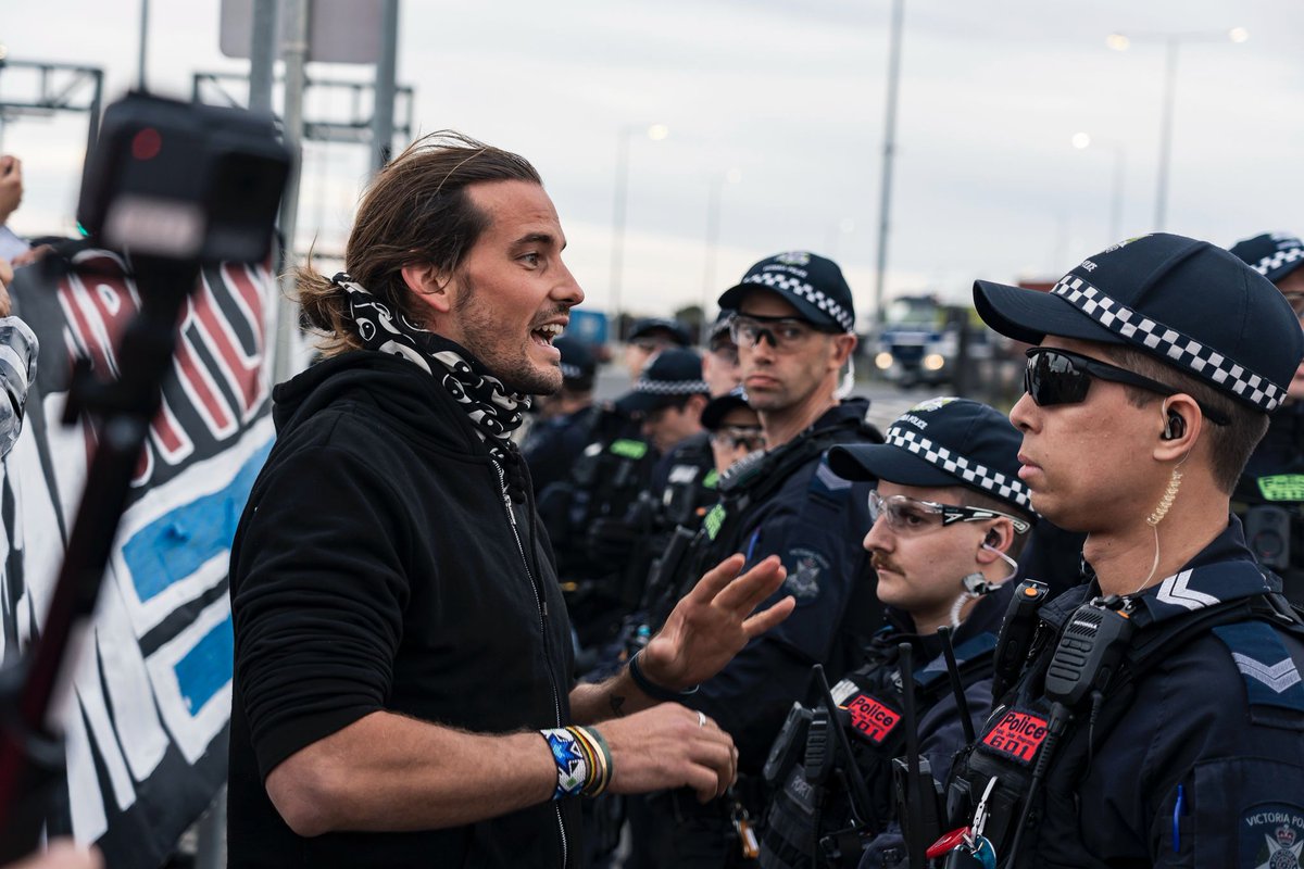 MiddleEastEye's tweet photo. 📸: Thousands of Pro-Palestine protesters block Israeli ship from port of Melbourne
https://t.co/CYzCxdzGWp https://t.co/lsMnMYOyfC