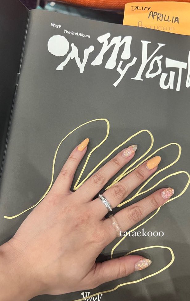 tataekooo's tweet photo. so i asked KUN to draw his palm lol and he said sorry bcs the little finger a bit “bengkok” 🤣🤣 omg he’s so cuteeeee and he remember me 🥲🥲🥲
240122 WayV Offline Fansign On My Youth KUN #WayV_OnMyYouth_JAKARTA #wayvkun #KUN #QIANKUN #쿤 https://t.co/fOgdeP5RjV