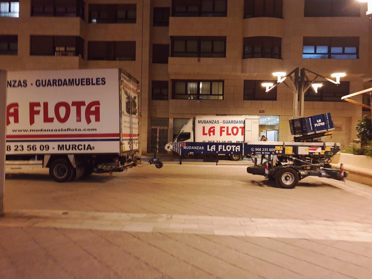 AsVcAbenarabi's tweet photo. #Murcia A ver si el señor concejal de movilidad de @Ballesta_Murcia para de una vez el tráfico de camiones, furgonetas, mudanzas, y vehículos que a diario invaden la gran avenida peatonal de #Avda.Europa las mudanzas se hacen por detrás de los edificios y los repartos también. https://t.co/fFrPAyanUj