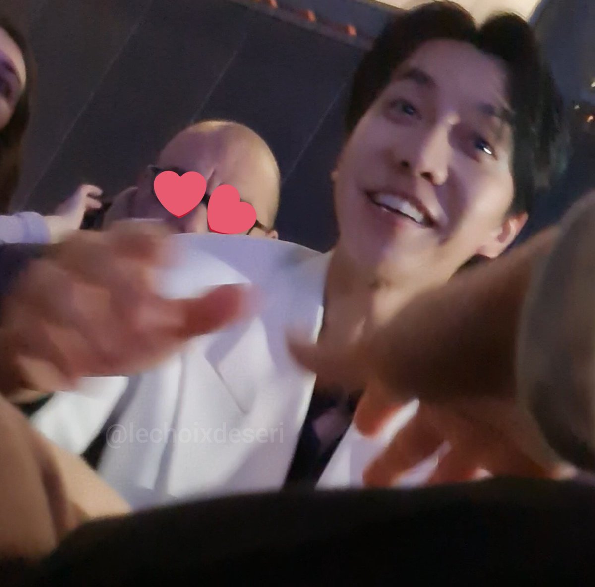 lechoixdeseri's tweet photo. I'm sorry for not following the rules but I was on a mission for my mom who couldn't attend the concert. But now I'm screwed cause I can't wash my hand until she visits me in April... 🤣
#LeeSeungGi https://t.co/EthJCfS5zw