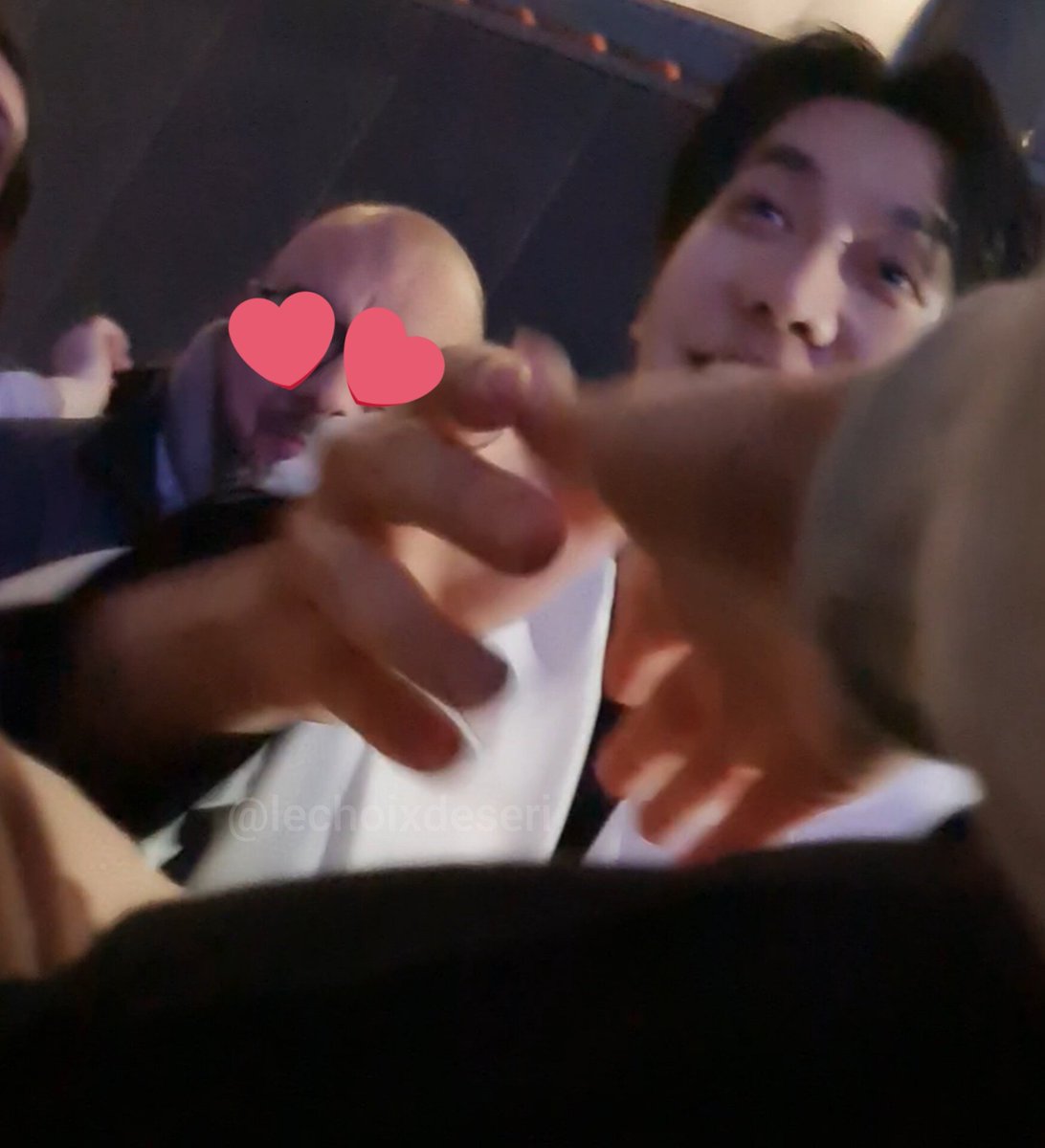 lechoixdeseri's tweet photo. I'm sorry for not following the rules but I was on a mission for my mom who couldn't attend the concert. But now I'm screwed cause I can't wash my hand until she visits me in April... 🤣
#LeeSeungGi https://t.co/EthJCfS5zw
