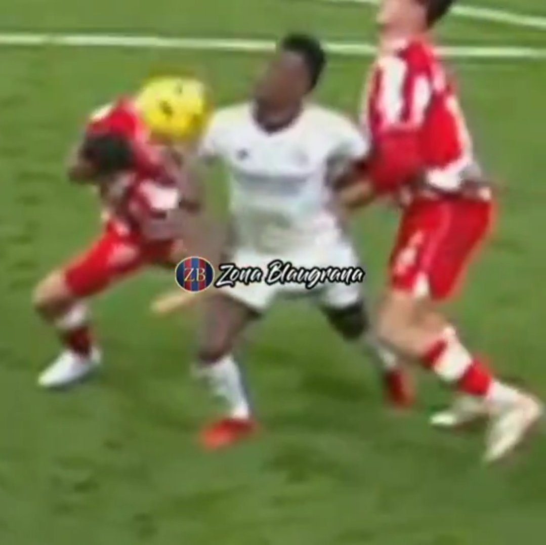 <a href="/NanoGrifo/">NanoGrifo</a> <a href="/vinijr/">Vini Jr.</a> <a href="/Danicabeza1/">TKT</a> Y sigue siendo hombro la jugada de Vinicius, gracias por la toma, está es aún más clara.