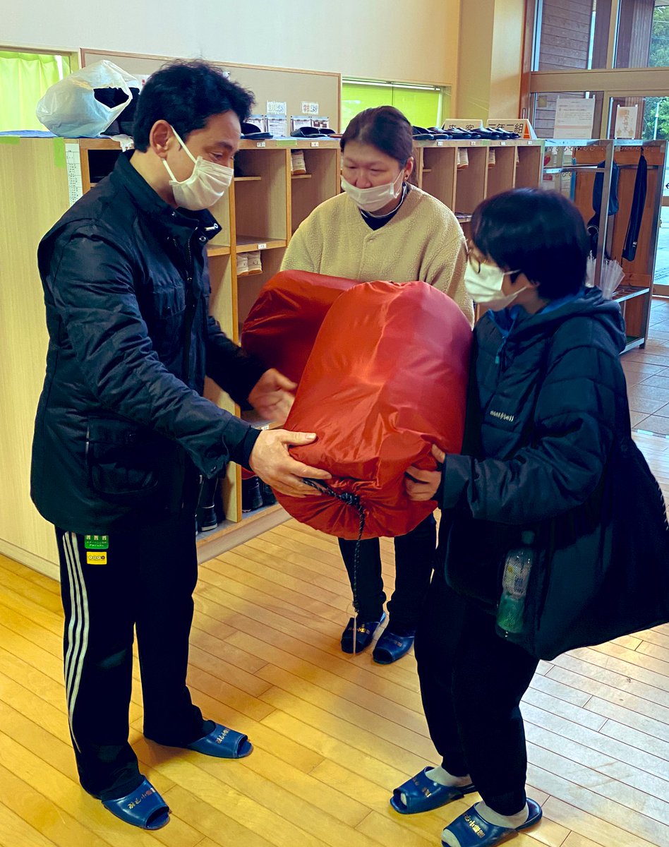 kennoguchi0821's tweet photo. 寝袋を学校にお届けした時に車中泊されている方々が寝袋を受け取りにいらっしゃいましたが、車中泊の壮絶さを語りながら中には涙ぐむ方も。「寒くて2時間も寝られないです」と。

涙声ながら何度も何度もお礼を伝えてくる方もいらして。その分だけ耐え続けてこられた苦しみや痛みが伝わってきて、胸が締め付けられる思いでした。

また何人もの方が「遠くまで何度も足を運んで下さり有難うございます。体調は大丈夫ですか？」「ヒマラヤで痛めた体は毛大丈夫ですか？」と僕の体の事を心配をして下さり…。

「大丈夫ですよ。能登半島はヒマラヤより近いですから」「それに酸素が濃いですから能登では高山時にならないし」に一瞬キョトンとされてその後に思いっきり笑ってくれて。

やっぱり笑い声はいい。自分が笑わなくても、笑えなくても、人の笑い声を聞いているだけでもいい。しみじみとそんな事を感じました。

他の場所でも被災者の方々とお話しさせて頂いていますが、驚かされるのは震災から約３週間も経っているにも関わらずいまだに車中泊を余儀なくされている方々がいらっしゃるとのこと。ペットがいて避難所に入れないなど理由は様々。自宅避難や車中泊をされている方々をどのようにサポートしていくのか、大きなテーマを与えられたように思います。明日、一旦、山梨に戻り次のステージについてじっくりと考えたい。