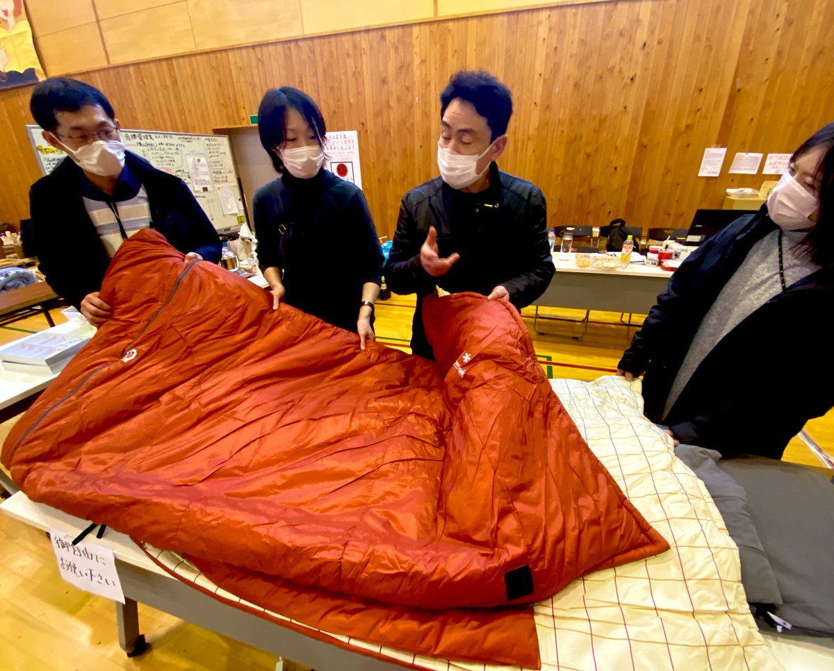 kennoguchi0821's tweet photo. 寝袋を学校にお届けした時に車中泊されている方々が寝袋を受け取りにいらっしゃいましたが、車中泊の壮絶さを語りながら中には涙ぐむ方も。「寒くて2時間も寝られないです」と。

涙声ながら何度も何度もお礼を伝えてくる方もいらして。その分だけ耐え続けてこられた苦しみや痛みが伝わってきて、胸が締め付けられる思いでした。

また何人もの方が「遠くまで何度も足を運んで下さり有難うございます。体調は大丈夫ですか？」「ヒマラヤで痛めた体は毛大丈夫ですか？」と僕の体の事を心配をして下さり…。

「大丈夫ですよ。能登半島はヒマラヤより近いですから」「それに酸素が濃いですから能登では高山時にならないし」に一瞬キョトンとされてその後に思いっきり笑ってくれて。

やっぱり笑い声はいい。自分が笑わなくても、笑えなくても、人の笑い声を聞いているだけでもいい。しみじみとそんな事を感じました。

他の場所でも被災者の方々とお話しさせて頂いていますが、驚かされるのは震災から約３週間も経っているにも関わらずいまだに車中泊を余儀なくされている方々がいらっしゃるとのこと。ペットがいて避難所に入れないなど理由は様々。自宅避難や車中泊をされている方々をどのようにサポートしていくのか、大きなテーマを与えられたように思います。明日、一旦、山梨に戻り次のステージについてじっくりと考えたい。