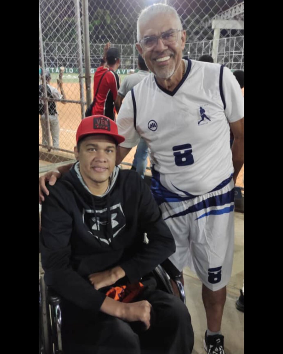 zorrillaarte's tweet photo. Con dos caballetes en Petare. Greivis Vasquez y Luis Sojo. @greivisvasquez @Luis_sojo19 https://t.co/iyYb2lmXDb