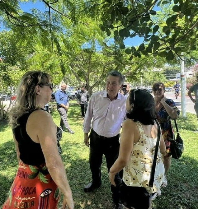 LiseteContin's tweet photo. Terça passada encontramos prefeito Topazio no Parque de Coqueiros e levamos reivindicações do nosso bairro, junto de integrantes da @procoqueiros . Entre os pedidos, que tenham normas de convivência de usuários de patinete c/pedestres que frequentam o Parque. Fotos: Pedro Perez https://t.co/KpGuQ9KItk