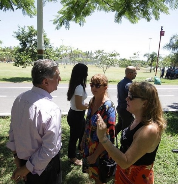 LiseteContin's tweet photo. Terça passada encontramos prefeito Topazio no Parque de Coqueiros e levamos reivindicações do nosso bairro, junto de integrantes da @procoqueiros . Entre os pedidos, que tenham normas de convivência de usuários de patinete c/pedestres que frequentam o Parque. Fotos: Pedro Perez https://t.co/KpGuQ9KItk