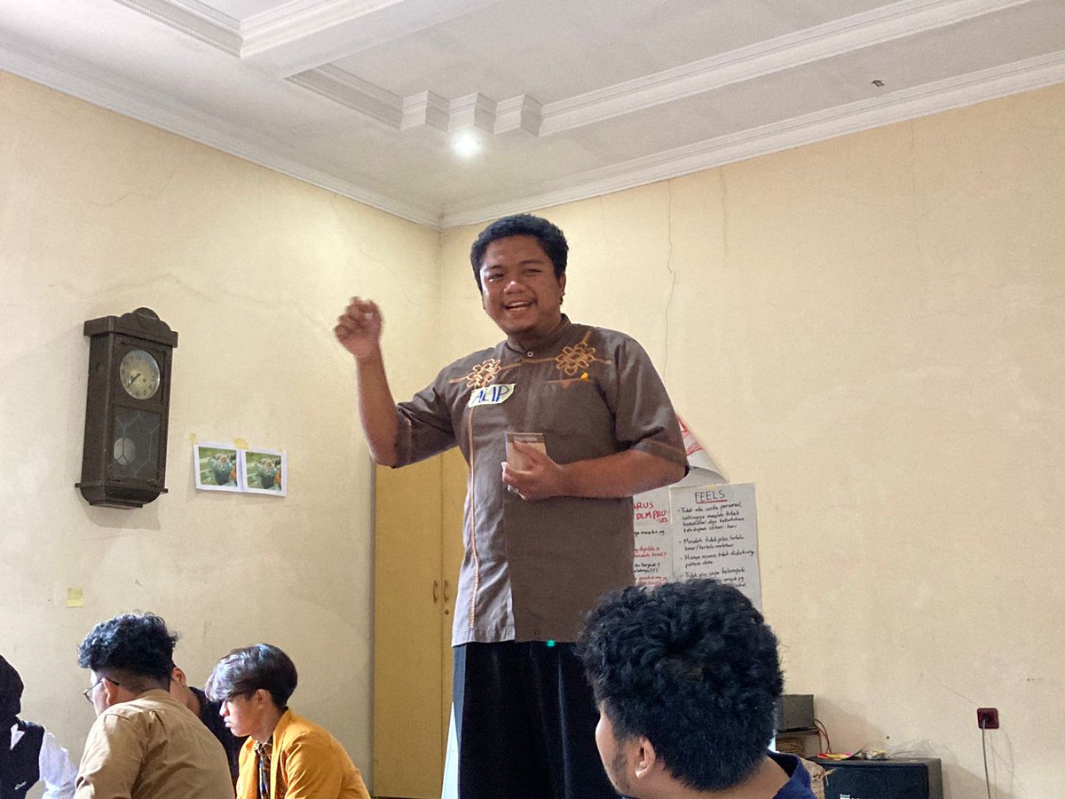 luviestic's tweet photo. sedikit dokumentasi ketika materi krisis iklim pada PKPTM II Kota Bandung !!
#MencariPemimpinProIklim #TransisiUntukSolusi #FutureGreenLeaders #PKPTM2KotaBandung https://t.co/Q8HNifi3Dd