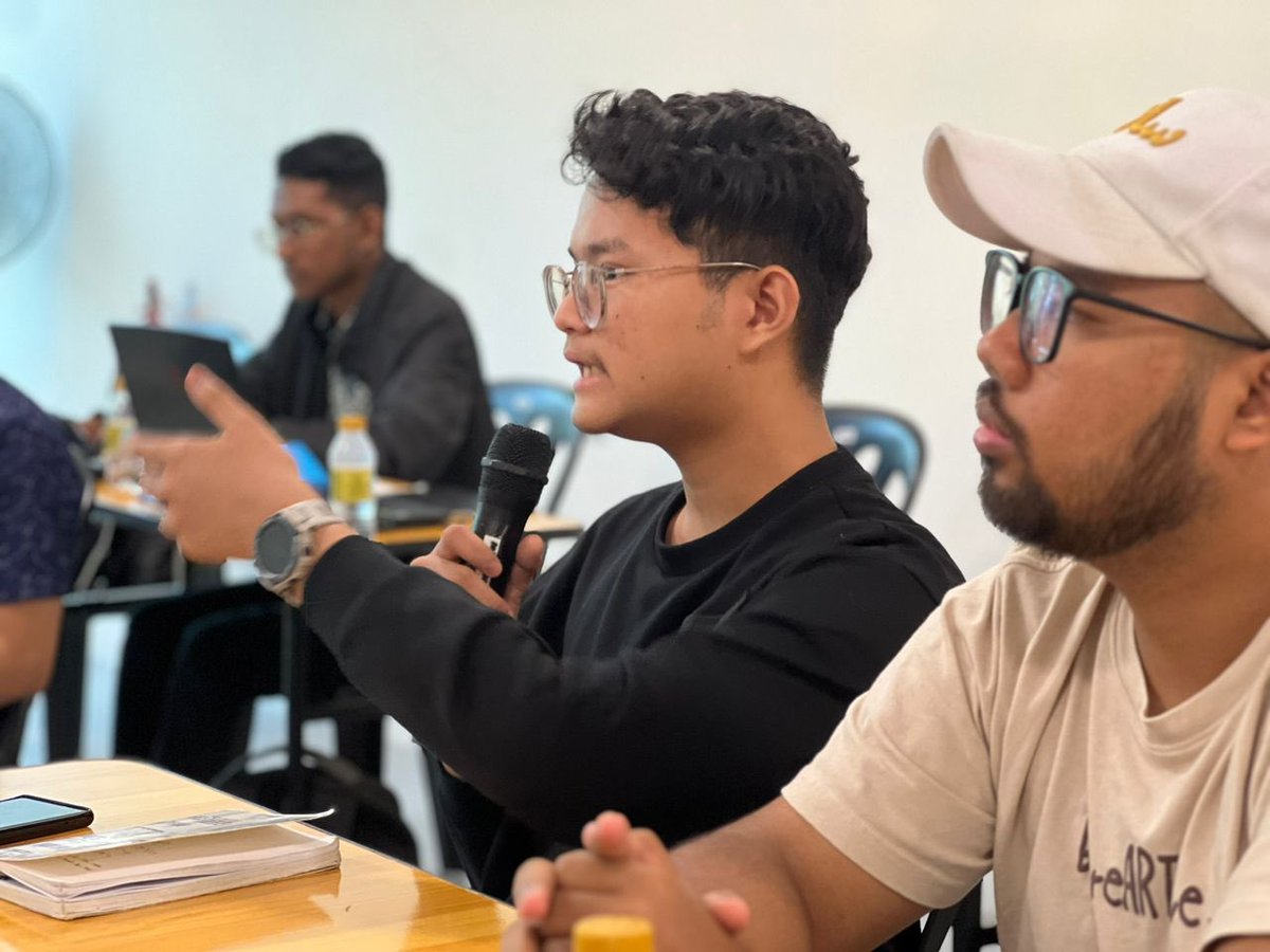 utkmyorg's tweet photo. ekstrim.

Kita bantu anak muda untuk konstruk pemikiran yang harmoni dan menyatupadukan melalui tulisan.

Paling penting, kita mahu memartabatkan dunia sastera dan bahasa ibunda Malaysia melalui acara sebegini. https://t.co/YKMLD5XMwb