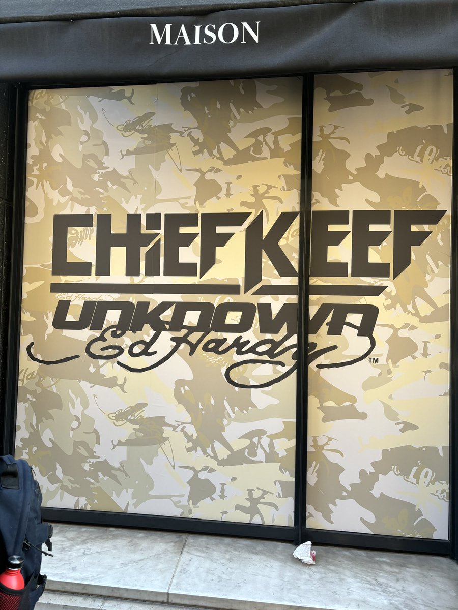 Senessie5's tweet photo. @DayDay_5200blk @StreetFashion01 I grabbed my bits in Paris bro, and they said it’s sold out so I think that’s it … https://t.co/KAiJdva7HI