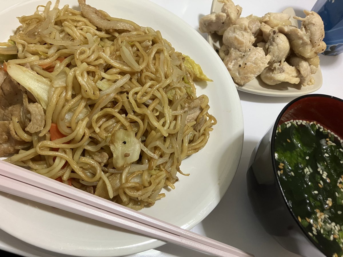 KYui_0704's tweet photo. 先日は焼きそばを作りました！！！
鶏肉をシンプルに塩コショウで味付けしたものと一緒に食べましたが美味しく出来ました！！(*´ч`*)

 #とりのめし https://t.co/rh85nyyaNG