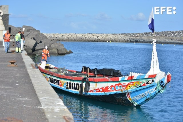 INMIGRACIÓN CANARIAS | El doble duelo de la joven senegalesa Ndiona tras llegar a Canarias en cayuco y perder a su primo en el mar. 

🖊️ <a href="/L4uralopez/">Laura López</a>  Laura López  

efs.efeservicios.com/noticia-multim…