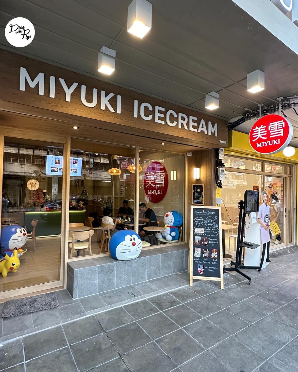 dinewithpigs's tweet photo. Miyuki🎌 ใครว่าชื่อคุ้นๆ ร้านนี้คือร้านเดียวกันกับน้ำแข็งไสตรงเจริญกรุงจ้าา แต่เค้าย้ายมาบรรทัดทองแล้ว และเน้นเมนูขนมญี่ปุ่นกับไอติมแทน ลองแทบทุกตัวเลย อร่อยยย โดยเฉพาะไอติม! มีคนชอบรสมะพร้าวกันเยอะมาก แต่เราขอยกให้งาดำ ฟีลแบบเอางาดำมาปั่น เทคส์เจอร์เต็มๆสากๆ รสเข้มข้นหวานน้อย ไอเลิ้บบบ พวกท้อปปิ้งเราเลือกเป็นวุ้นมัทฉะ, เฉาก๊วย, และถั่วแดง ทุกอย่างหวานน้อย / พุดดิ้งเต้าหู้น้ำผลไม้ก็ดีงาม หวานน้อยอีกตัว สดชื่นอร่อย / matcha tiramisu หอมๆมัทฉะ รสไปทางนมๆหวานน่อมที่เป็นชั้นครีม / ดังโงะแป้งนู่มมม มากับ kinako & kuromitsu หวานหอม / สุดท้ายเครื่องดื่มเชียร์น้ำแตงโมปั่นเลยย ทางร้านบอก concentrate จนหวานเจี๊ยบจากแตงโมแท้ๆ ไม่มีใส่น้ำตาลเพิ่มเลยยย ส่วน matcha latte กินง่ายๆค่ะ ส่วนตัวชอบเข้มๆกว่านี้ อันนี้ไปทางนมๆ @aroii